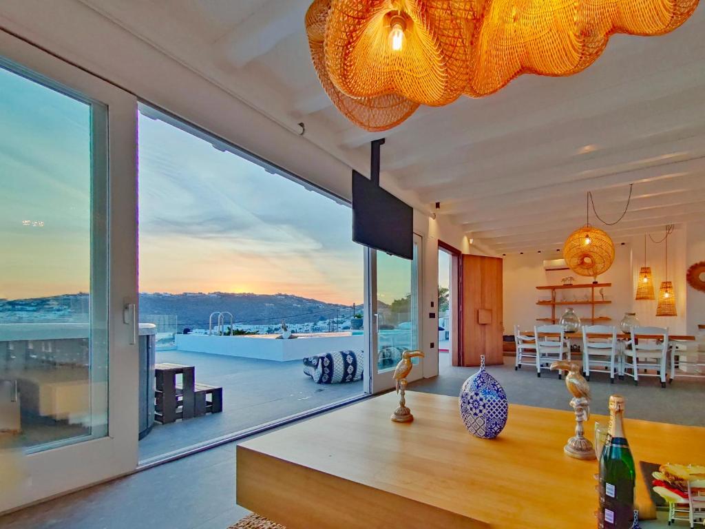 普拉迪斯亚罗斯SeaCode Villas的一间带大窗户的客厅和一间用餐室
