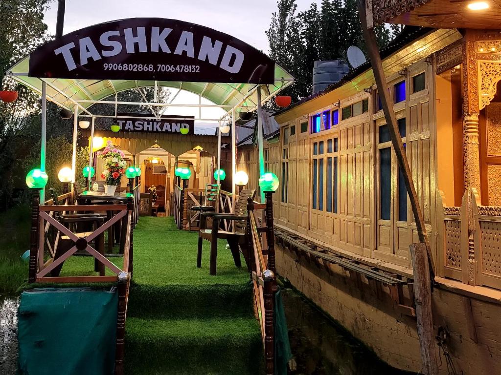 斯利那加Tashkand Houseboat的运河边的绿灯餐厅