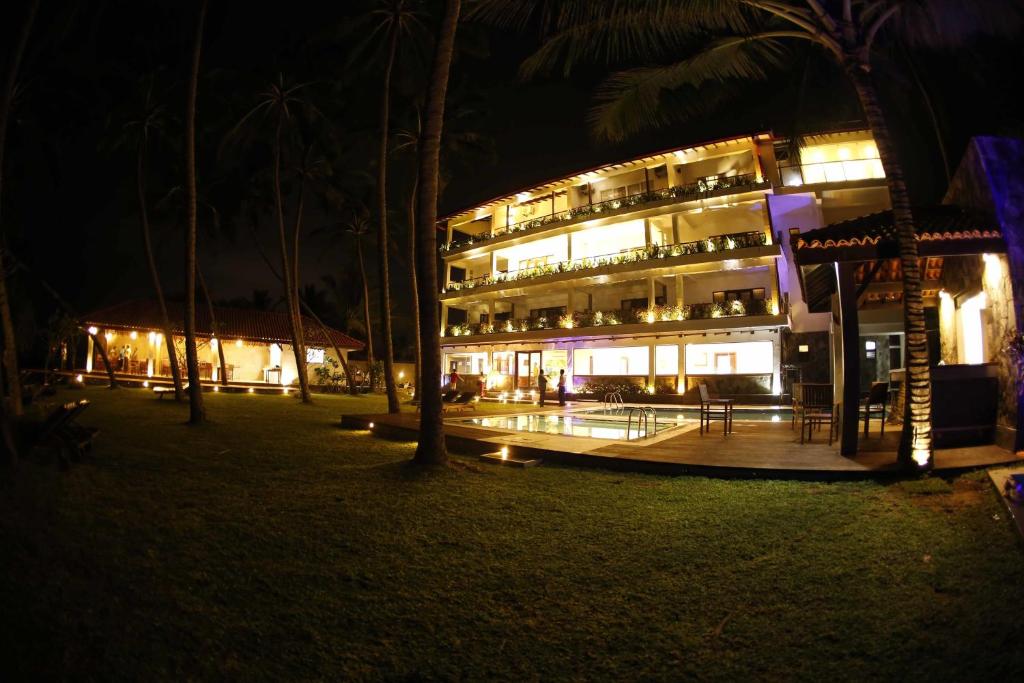 瓦都瓦蓝色海滩酒店的夜晚的酒店,灯光照亮