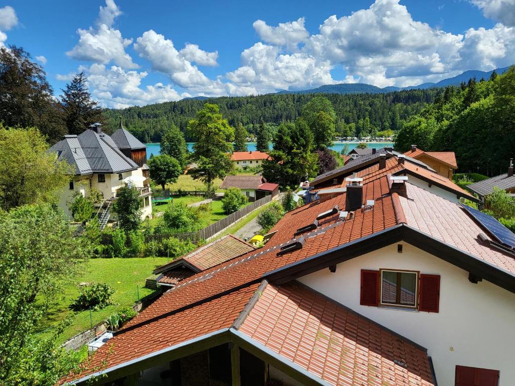 瓦尔兴湖Ferienwohnung Haus Reindl的享有红色屋顶房屋的景致