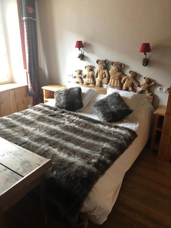 布里昂松Les Loft's de Mika的一间卧室,配有一张带泰迪熊的床