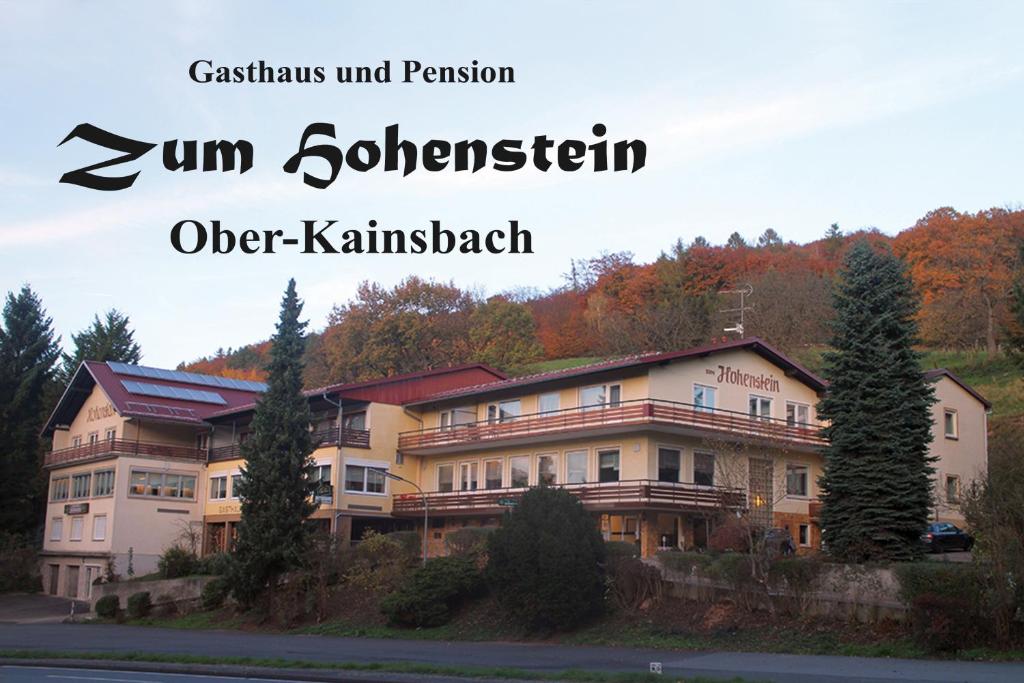 Ober-KainsbachGasthaus Zum Hohenstein的一座在道路边的建筑,上面写着太阳波希米亚天鹅绒的字眼