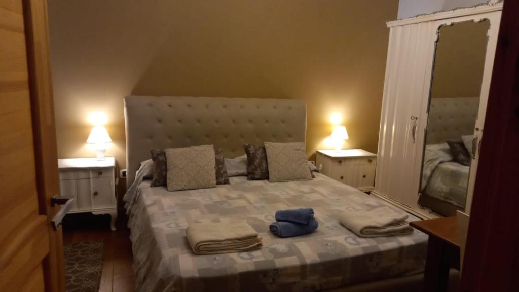 莱切省卡瓦利诺B&B Ulivi d'argento的一间卧室配有一张带2个床头柜的大床