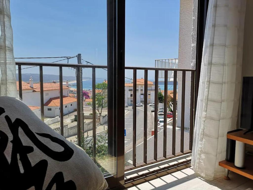 纳扎雷Casa da Zira II - Vista de Mar的客房设有海景大窗户。