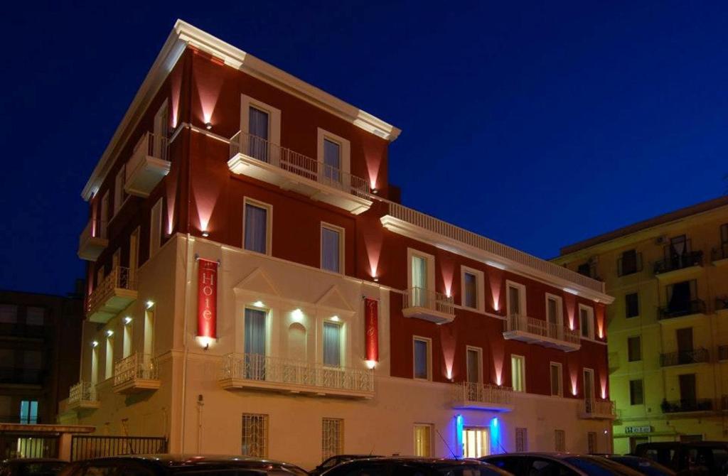 圣塞韦罗Hotel Palazzo Giancola的建筑的一侧有灯