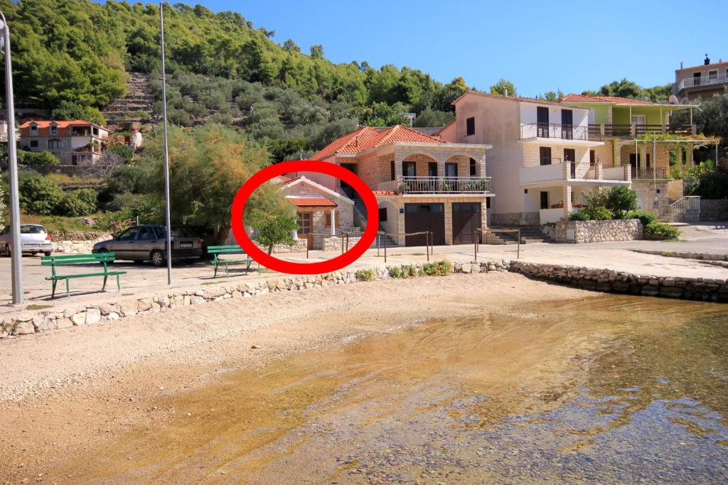 普利兹巴Seaside holiday house Grscica, Korcula - 10059的水体旁房子上的红圈