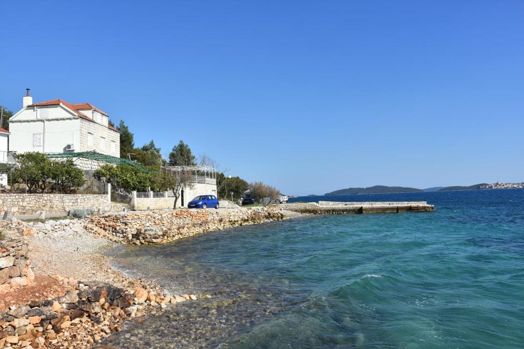 库希斯特Apartments by the sea Kuciste, Peljesac - 10095的一片带房子和水的海滩