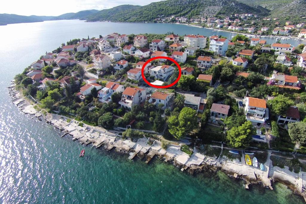 希杰弗朗吉卡Apartments by the sea Seget Vranjica, Trogir - 10328的水中有一个房子的岛屿