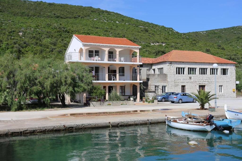 BrijestaApartments by the sea Brijesta, Peljesac - 10223的水中一艘大船