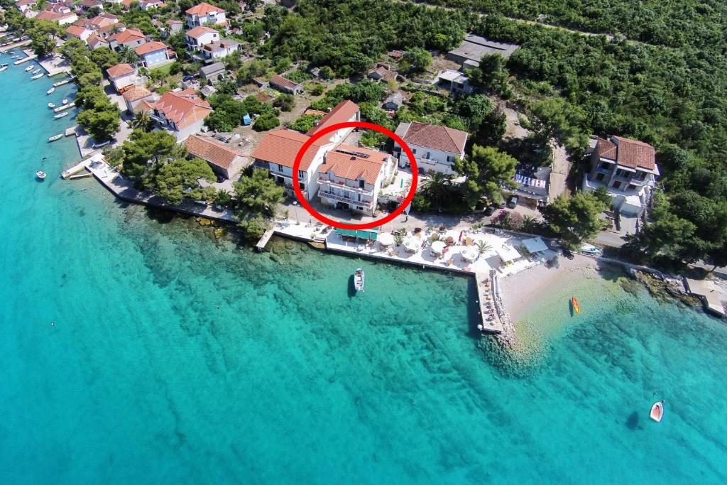 洛维什特Apartments and rooms by the sea Loviste, Peljesac - 10181的水中房屋的空中景观