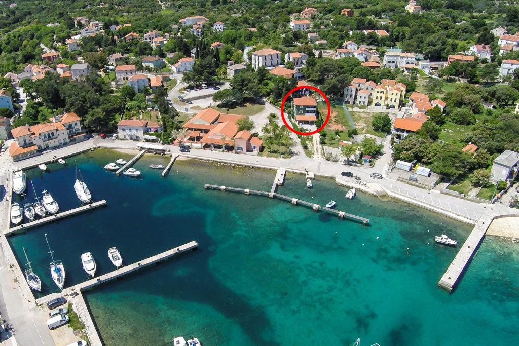 内里吉恩Apartments and rooms by the sea Nerezine, Losinj - 11815的享有码头的空中景色,在水中划船