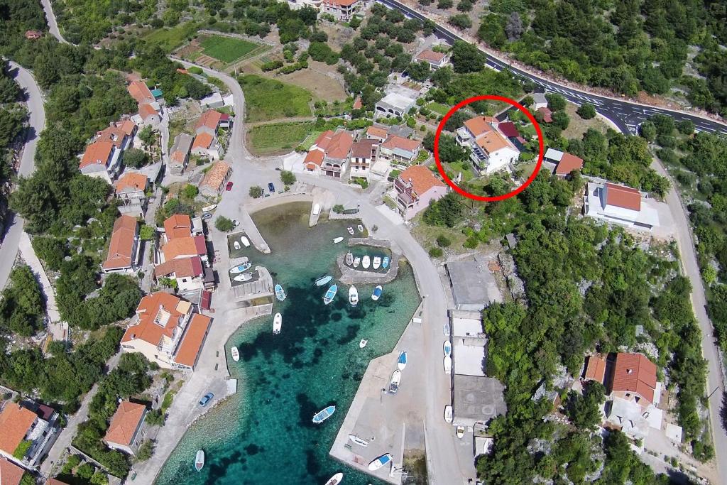 普利兹巴Apartments by the sea Grscica, Korcula - 11809的河中红圆的房子