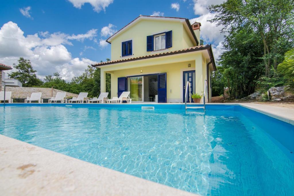 克尔桑Family friendly house with a swimming pool Krsan - Vlasici, Central Istria - Sredisnja Istra - 12224的别墅前设有游泳池