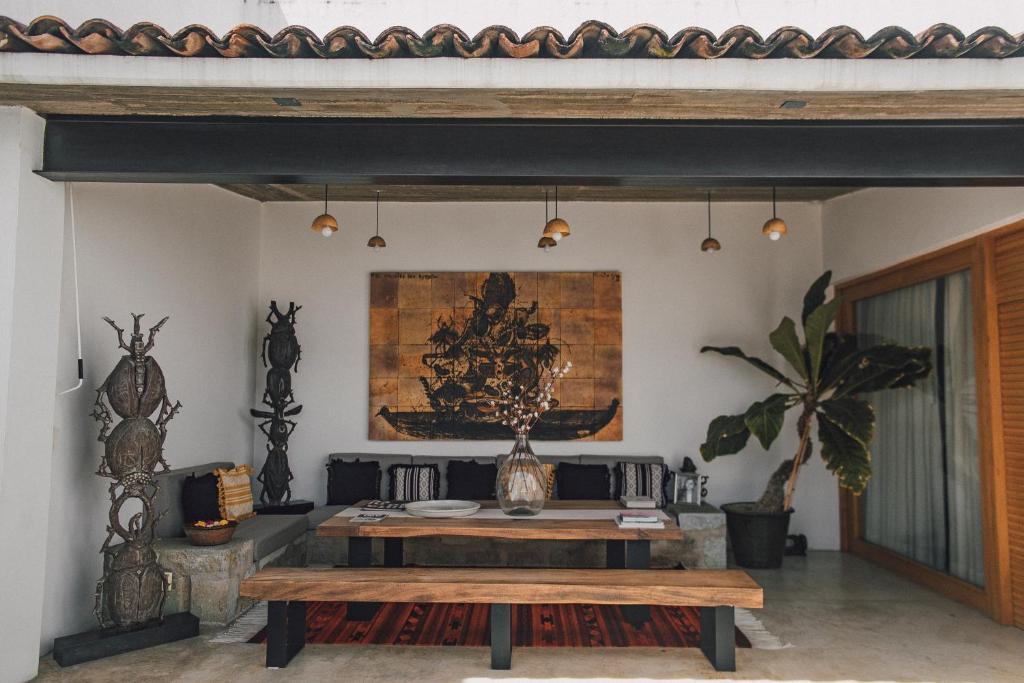 瓦哈卡市Casa Carmen Morelos的客厅配有木桌和沙发