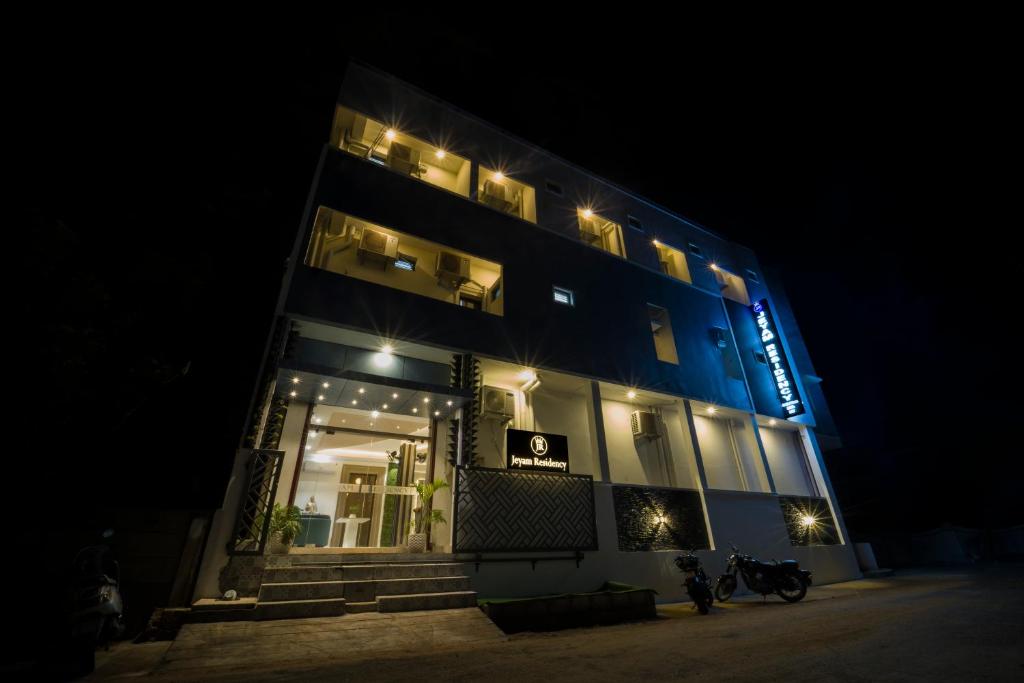 蓬蒂切里Jeyam Residency的一座晚上有灯的建筑