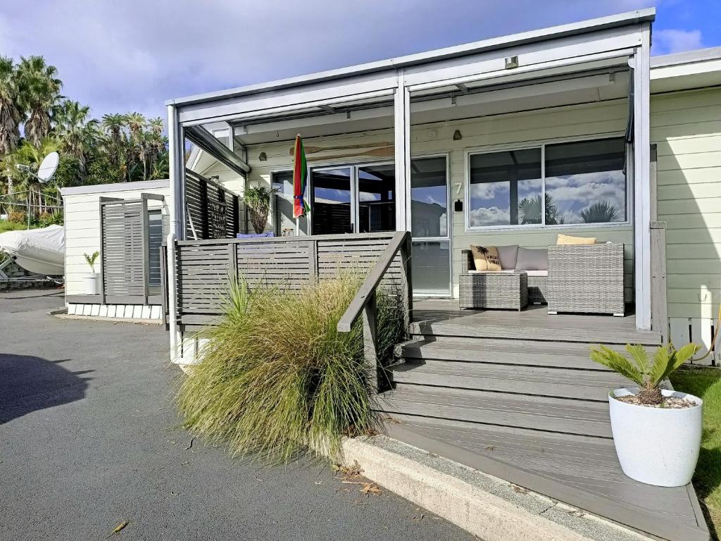 旺阿帕劳阿Adorable Beach Unit Stanmore Bay的一座带玻璃门的木门廊的房子