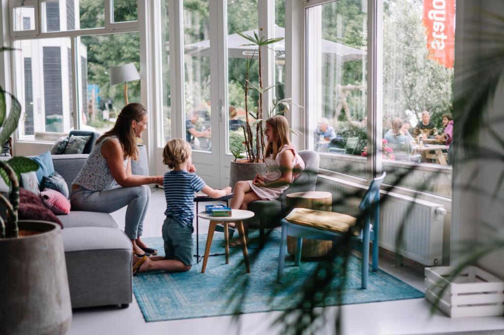 多德雷赫特Stayokay Hostel Dordrecht - Nationaal Park De Biesbosch的一群人坐在客厅里