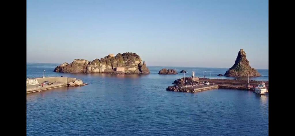 阿茨特雷扎L'Isola e i Faraglioni house的水中的小岛群