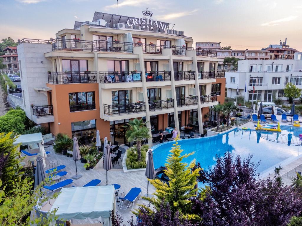索佐波尔Cristiani Hotel Sozopol的大楼前设有游泳池的酒店