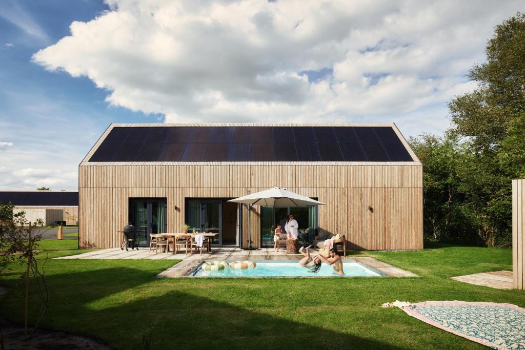 阿珀尔斯哈Resort Brinckerduyn的一座带太阳能屋顶和游泳池的房子