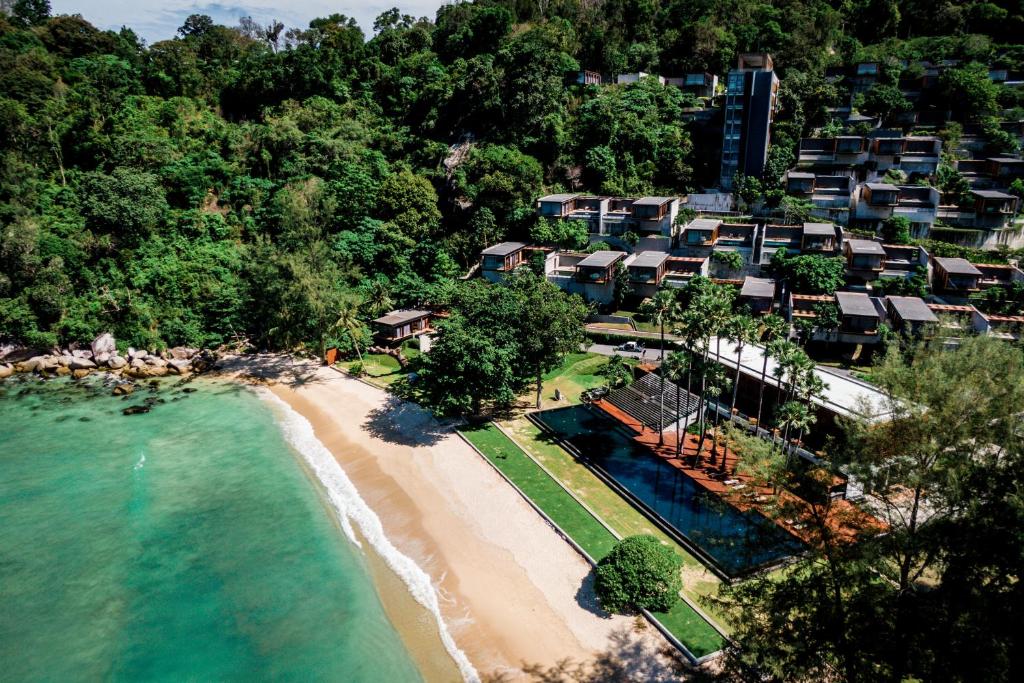 卡马拉海滩The Naka Phuket, a Member of Design Hotels - SHA Extra Plus的海滩上的度假村的空中景观