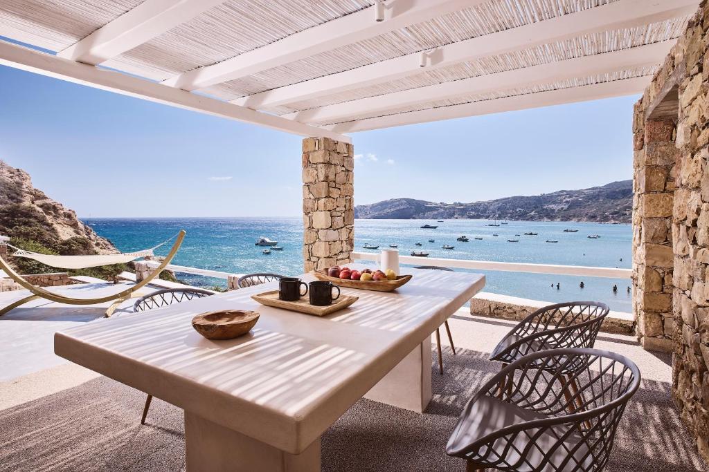 ProvatasNinos Houses的海景露台上的白色桌椅