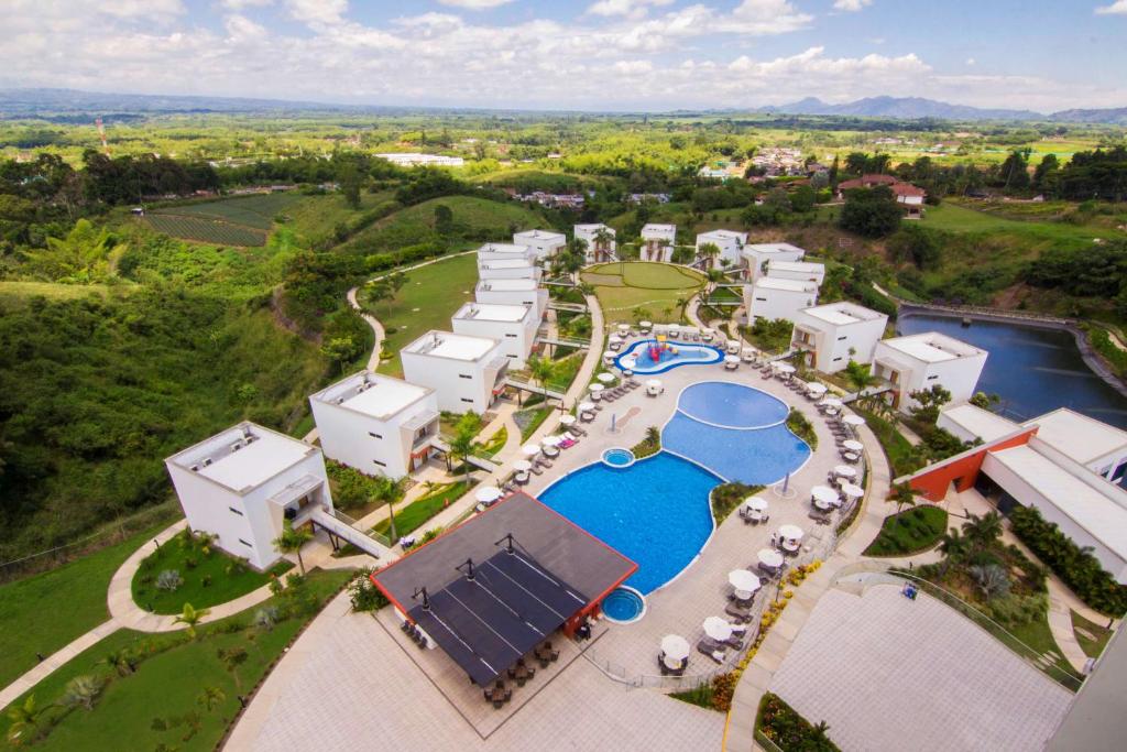 佩雷拉佩雷拉索尼斯塔酒店的享有带游泳池的度假村的空中景致