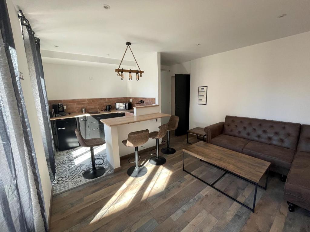 里耶BABILOC Industriel Appartement的客厅配有沙发和桌子