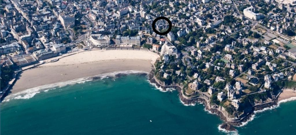 迪纳尔Dinard: studio à 100 m de la plage de L'Ecluse的海滨的空中景色