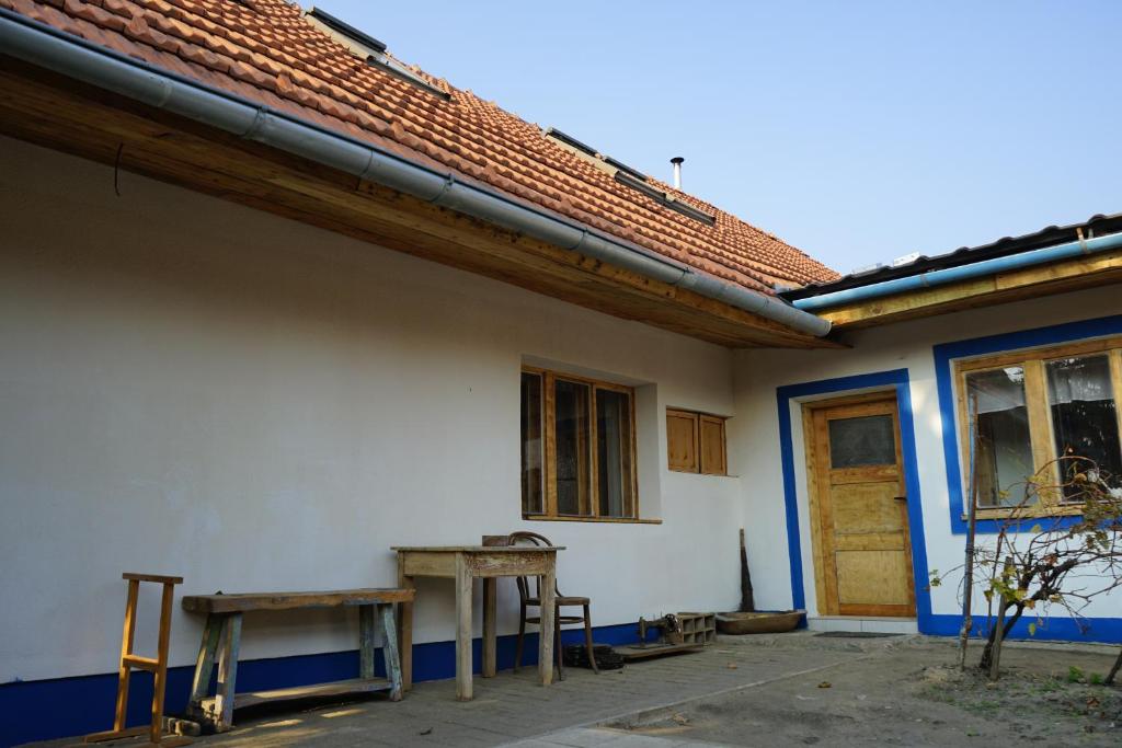 RatíškoviceChaloupka na Zelnicách的房屋前面设有2张木桌