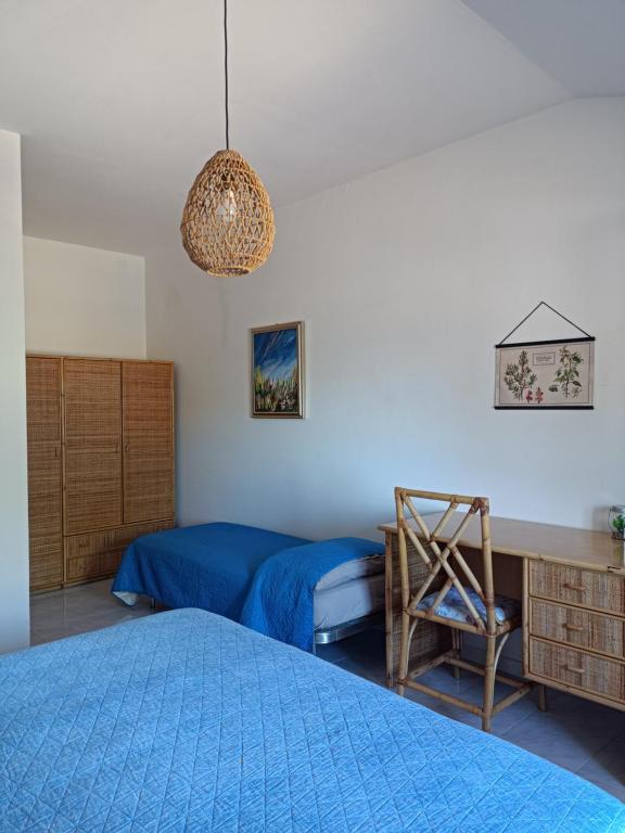 MontariceCasa Olea的一间卧室配有两张床、一张桌子和一把椅子