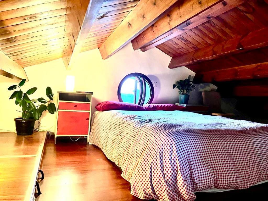 ValliranaCasa de las Mariposas的一间卧室设有一张床和木制天花板