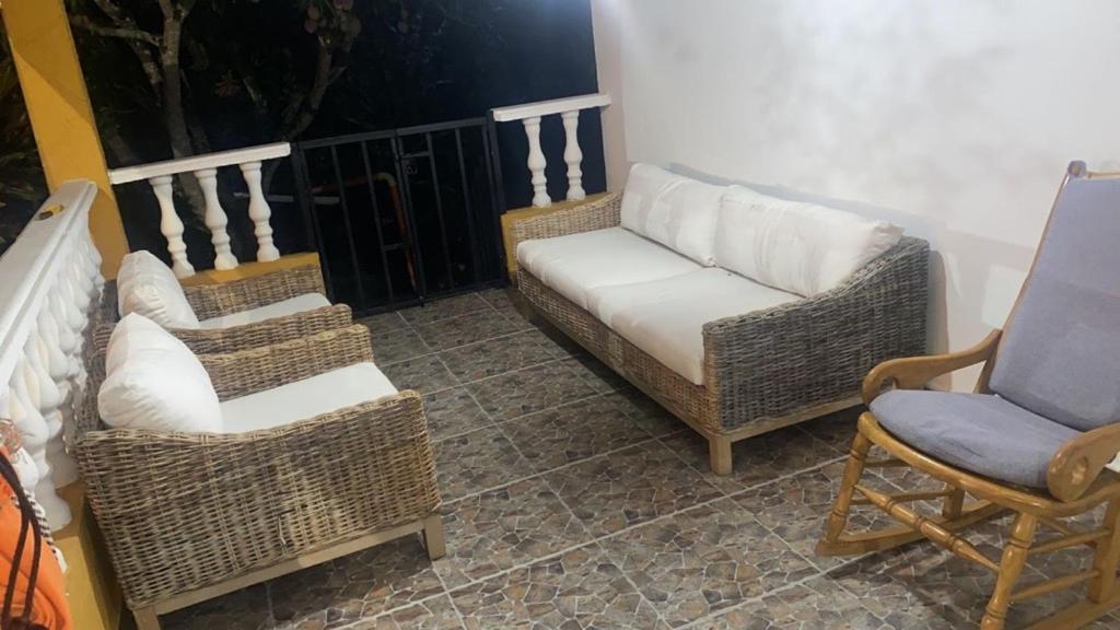 BetuliaCASA DE CAMPO Villa Ibiza - EXCELENTE DESCANSO的阳台配有3把藤椅和1张沙发