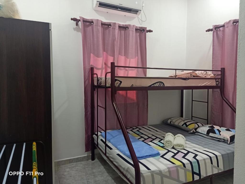 珍南海滩Safiyya Homestay的一间卧室配有两张双层床。