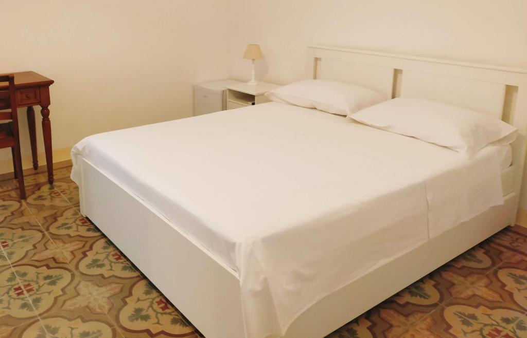 卡斯特拉纳格罗泰COMES 5 HOME的一张大白色的床,位于带桌子的房间