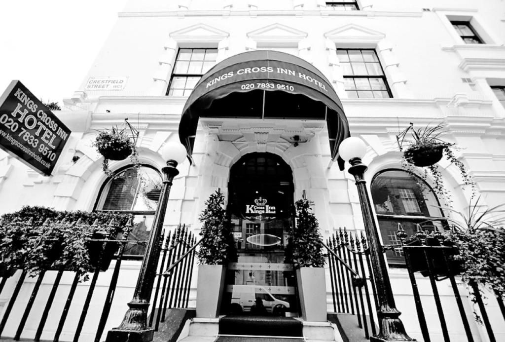 伦敦国王十字客栈酒店的白色建筑的黑白照片
