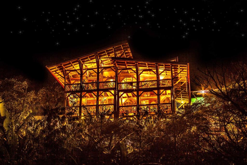 TzununáBambu Guest House的一座晚上点亮的建筑,灯火通明