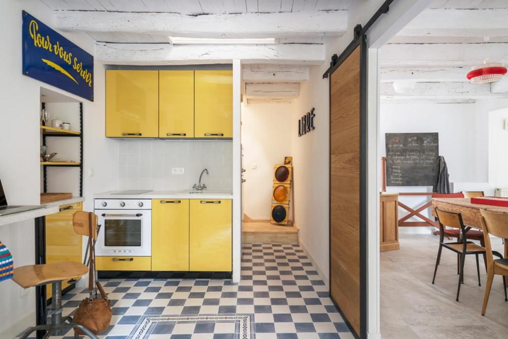 雷泽Maison atypique au sein du joli village de Trentemoult的厨房设有黄色橱柜和 ⁇ 格地板