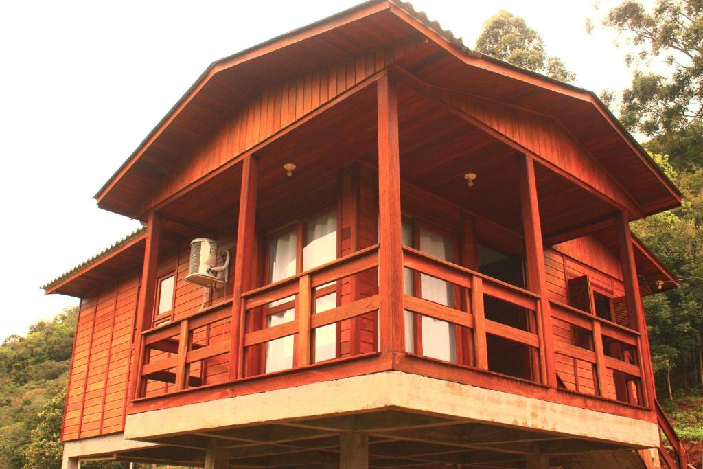 南卡希亚斯Cabana das Montanhas的木屋的顶部设有阳台