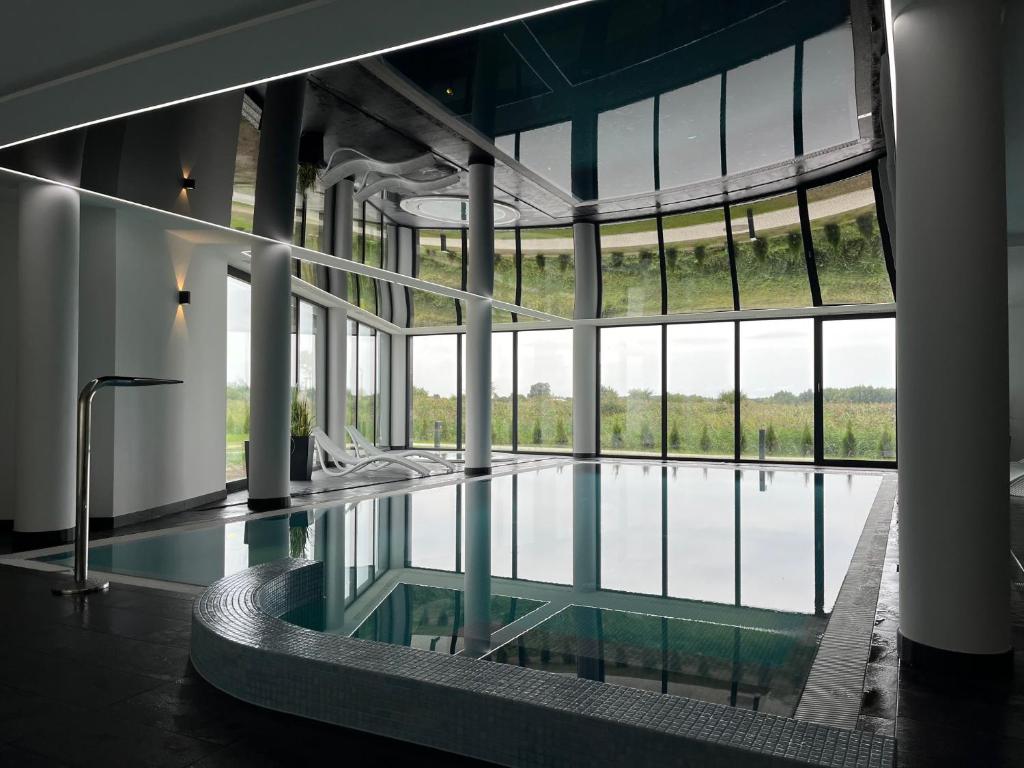 科沃布热格Apartament w Westin House Resort Kołobrzeg的一座带大窗户的大型游泳池