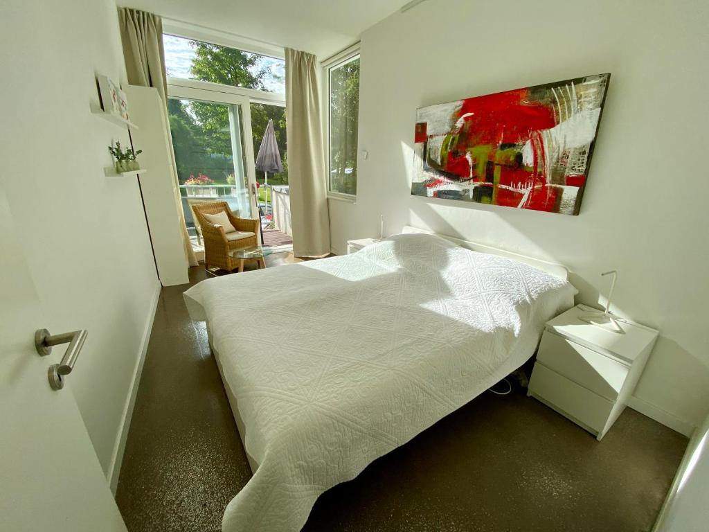 鲁尔河畔米尔海姆Atelier-Ferienwohnung的卧室配有白色的床和窗户。