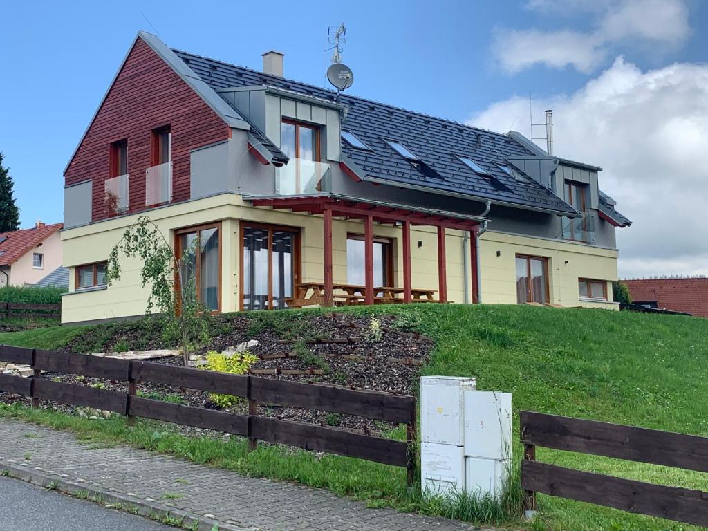 卡什佩尔斯凯霍里Kašperky 440的山顶上的房子