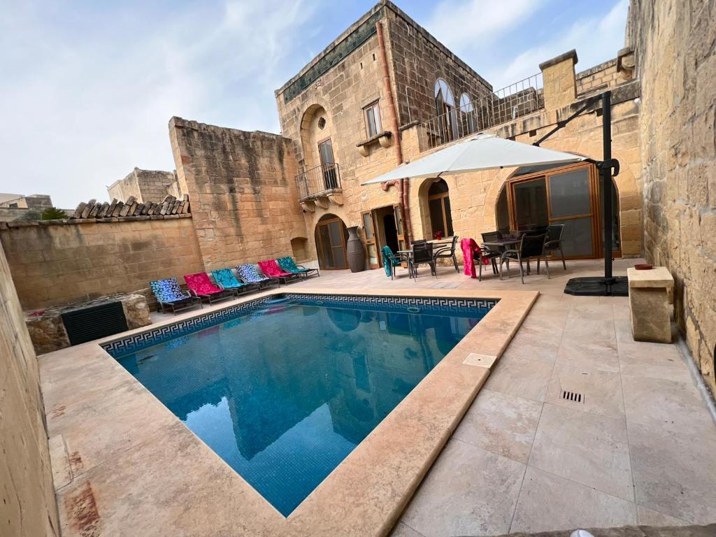 阿尔卜Birbuba House 2的一座建筑的庭院中的游泳池