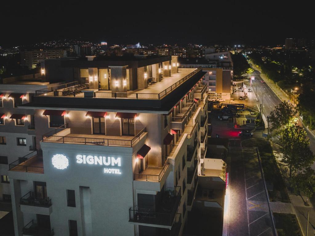 波德戈里察SIGNUM Hotel的夜间从空中欣赏大楼的景色