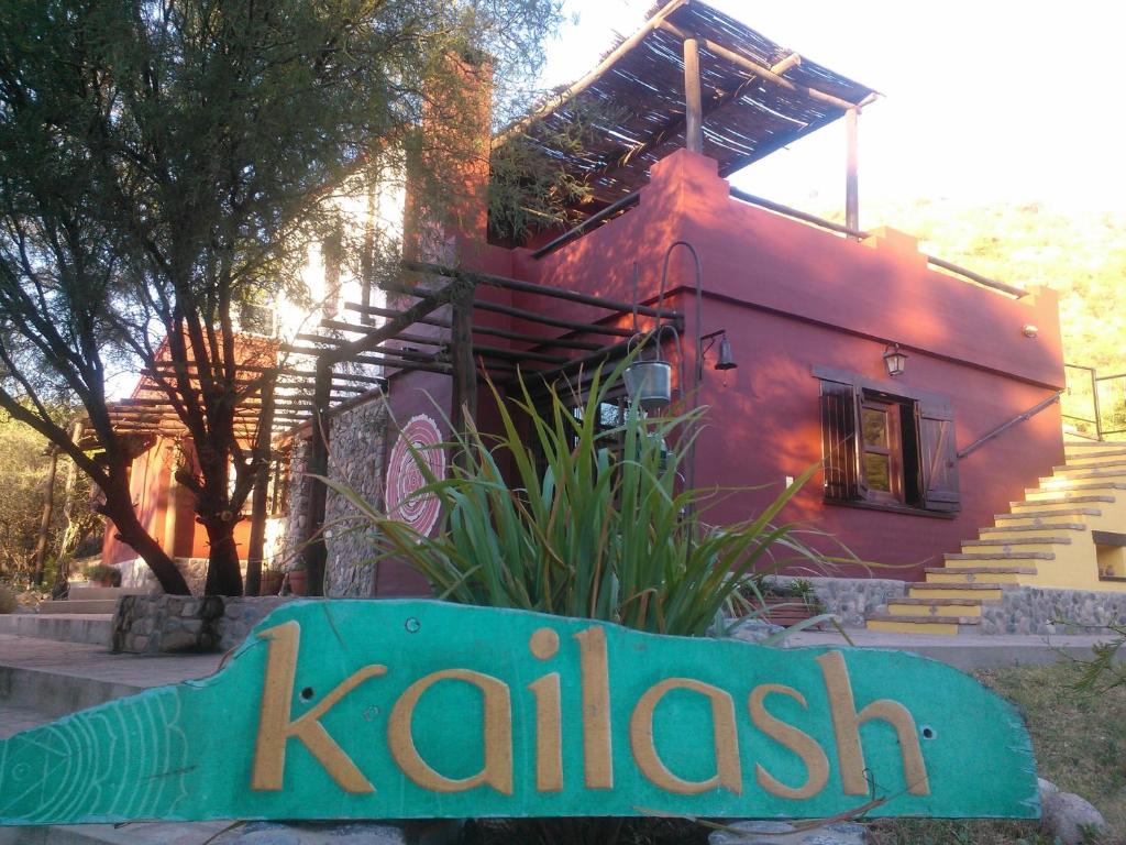 圣马科斯塞拉Kailash Posada的前面有标志的房子