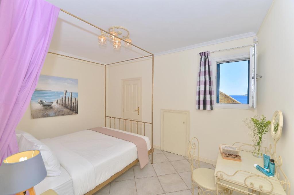 加夫里翁Andros Homes Sea Side Apartment & Studio的卧室配有床、椅子和窗户。