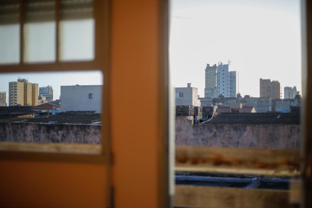 里奥格兰德Pousada Guarida的透过窗户可欣赏到城市天际线的景色