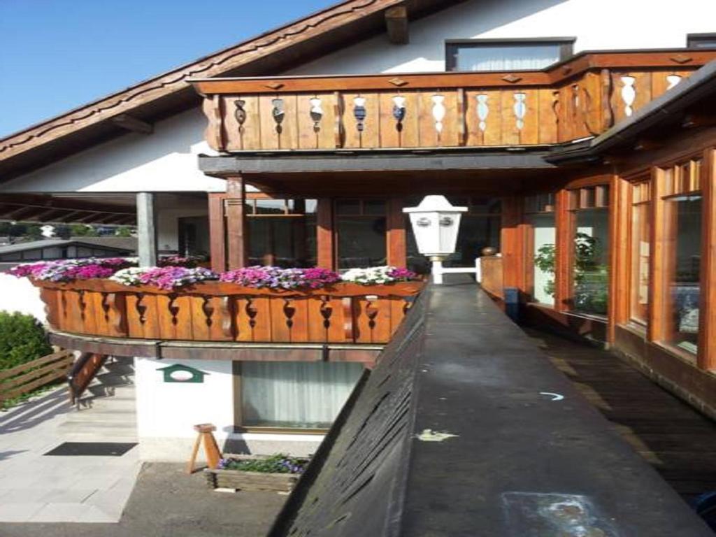 温特贝格“多福科拉格”旅馆的一座带鲜花阳台的建筑