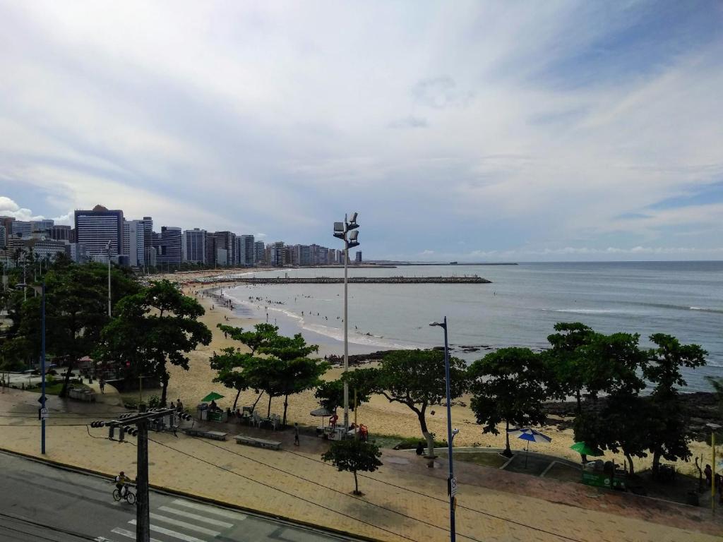 福塔莱萨Flat particular no Blue Tree Fortaleza的享有海滩、城市和大海的景色
