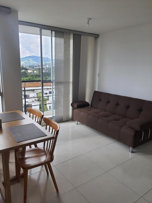 多斯克布拉达斯Mirador de La Pradera的客厅配有沙发和桌椅